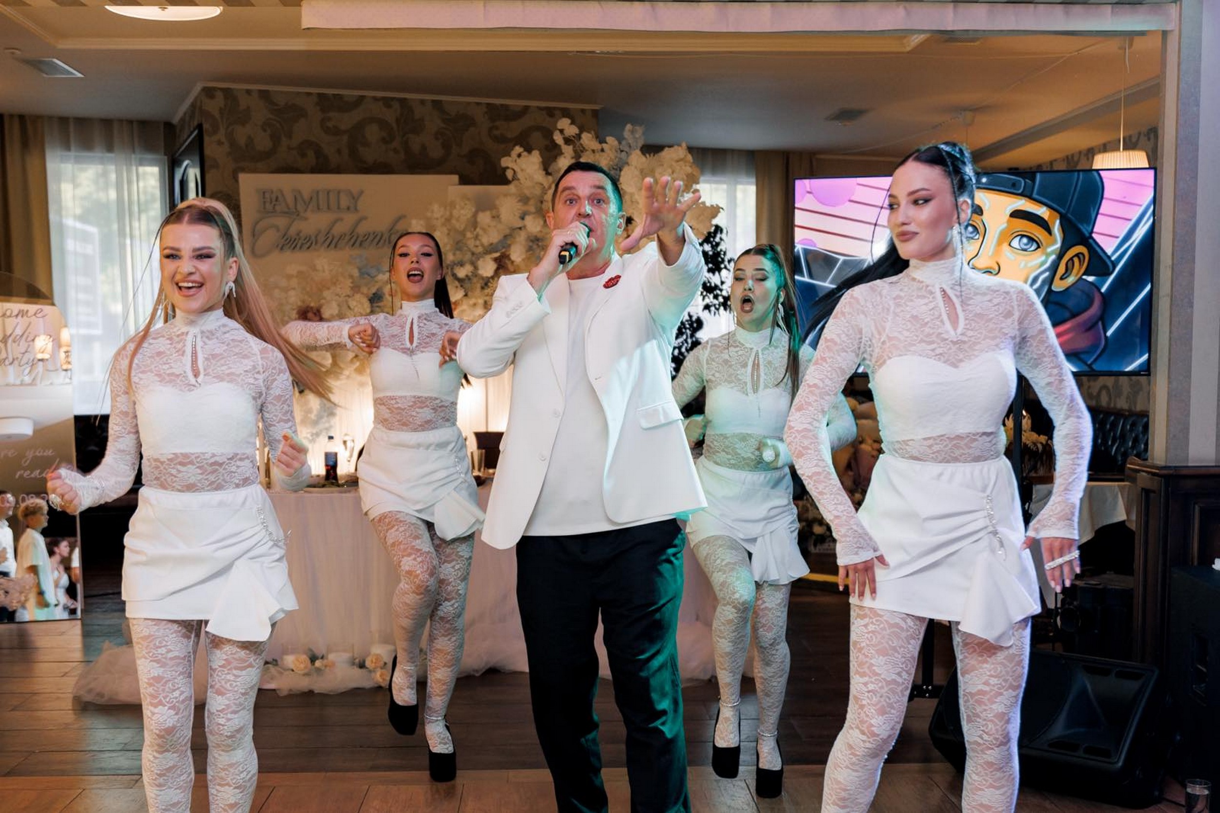 Дядя Жора на сцене во время музыкального шоу на свадьбе в Белой Церкви, поет хит